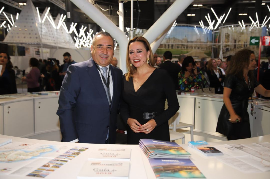 María Dolores Corujo, presidenta del Cabildo de Lanzarote, y Ángel Vázquez, consejero de Turismo, en FITUR. María Dolores Corujo, presidenta del Cabildo de Lanzarote, y Ángel Vázquez, consejero de Turismo, en FITUR.