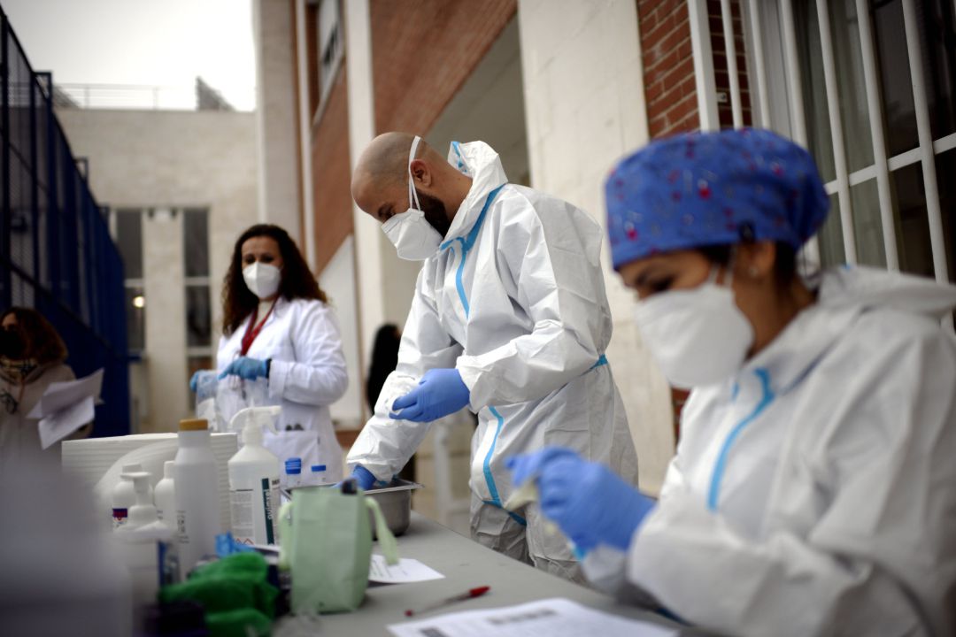 Sanitarios realizando pruebas Covid. Sanitarios realizando pruebas Covid.
