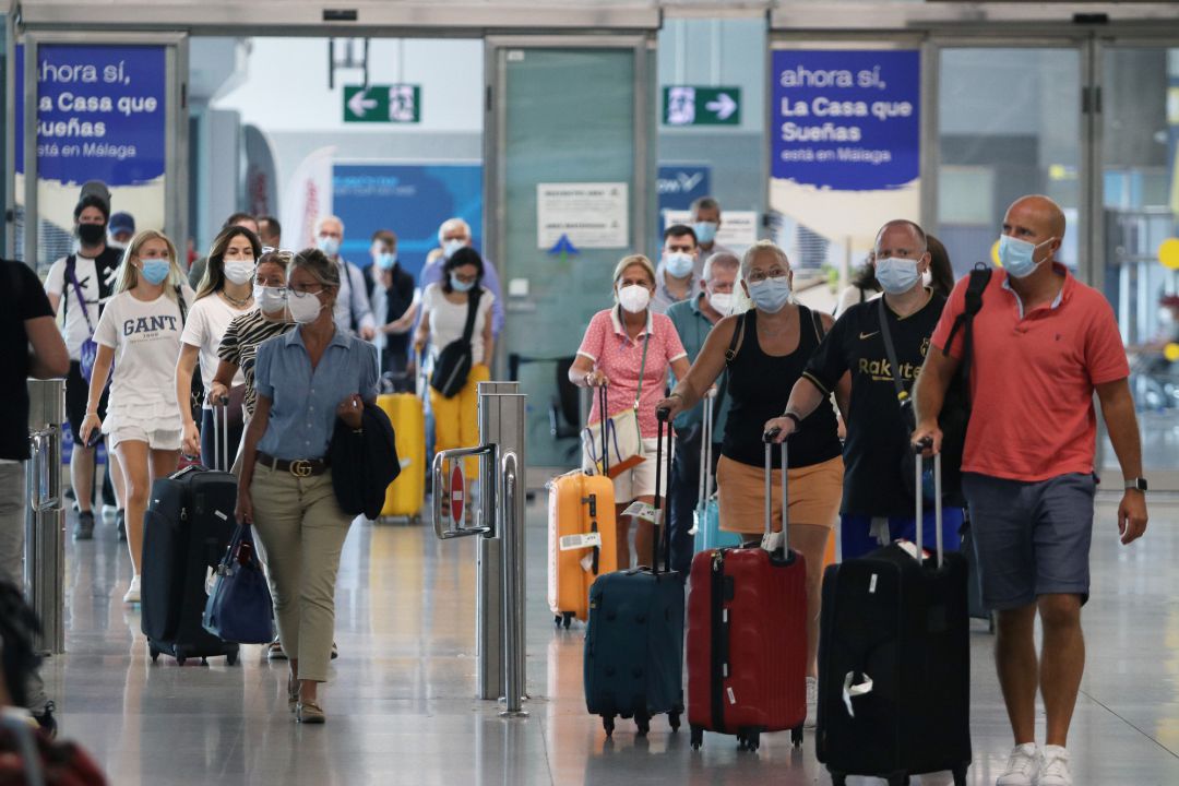 Llegada masiva de turistas de varias nacionalidades al aeropuerto de la capital para disfrutar del verano en la Costa del Sol, a 19 de julio de 2021, en Málaga (Andalucía. España) Llegada masiva de turistas de varias nacionalidades al aeropuerto de la capital para disfrutar del verano en la Costa del Sol, a 19 de julio de 2021, en Málaga (Andalucía. España)