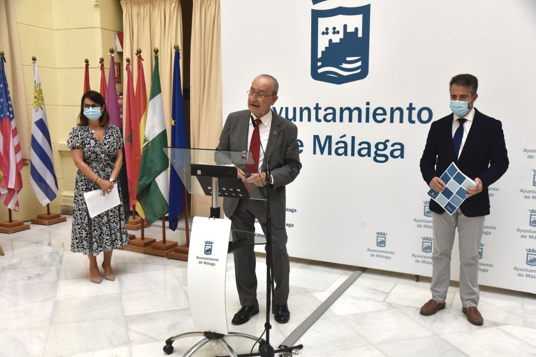Rueda de prensa posterior a la Junta de Gobierno Local. En el centro el alcalde de Málaga, Francisco de la Torre, a la derecha, el Delegado de Economía y Hacienda, Carlos Conde. A la izquierda, la portavoz del equipo de Gobierno Municipal, Susana Carillo
Rueda de prensa posterior a la Junta de Gobierno Local. En el centro el alcalde de Málaga, Francisco de la Torre, a la derecha, el Delegado de Economía y Hacienda, Carlos Conde. A la izquierda, la portavoz del equipo de Gobierno Municipal, Susana Carillo