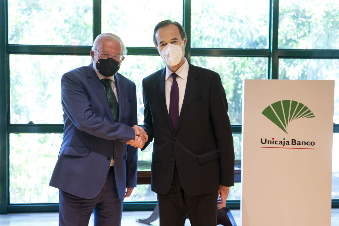 El presidente de Unicaja Banco, Manuel Azuaga (izquierda), junto con el presidente de Libertad, Manuel Menéndez (derecha) El presidente de Unicaja Banco, Manuel Azuaga (izquierda), junto con el presidente de Libertad, Manuel Menéndez (derecha)