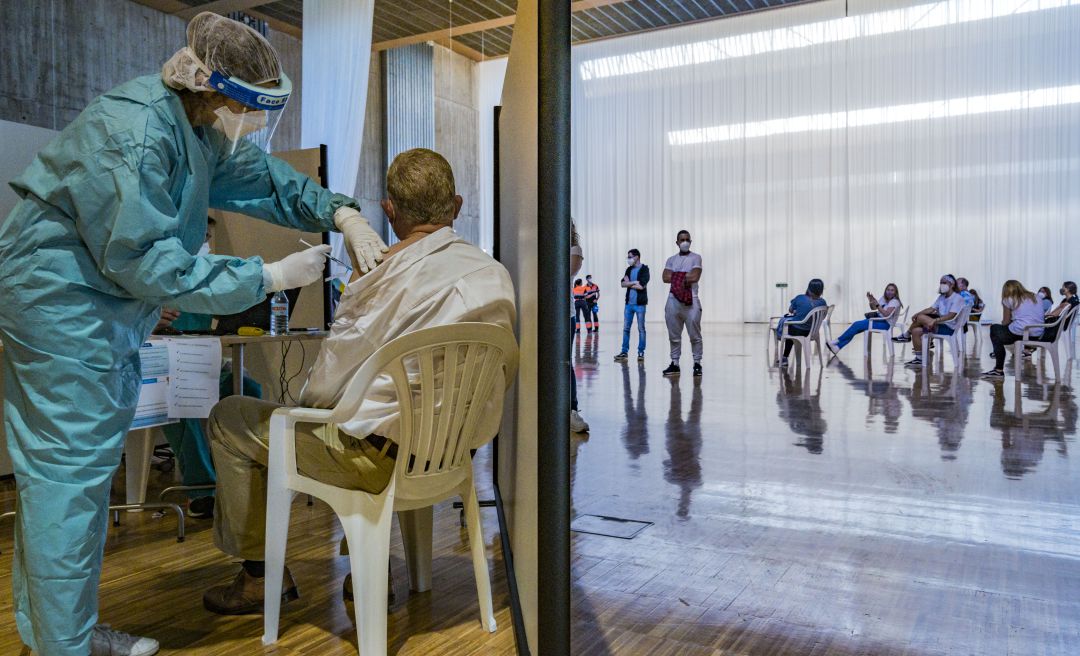 Una sanitaria inoculando una dosis de la vacuna contra la COVID-19. Una sanitaria inoculando una dosis de la vacuna contra la COVID-19.