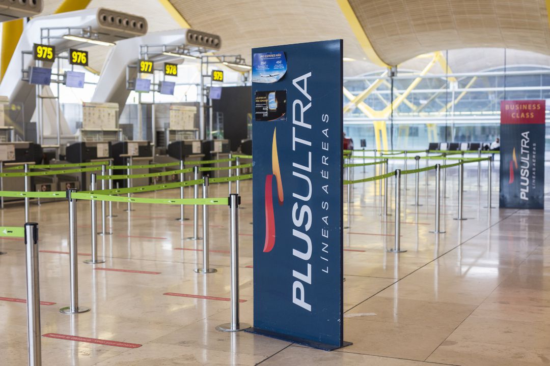 Un panel muestra información sobre vuelos de la aerolínea Plus Ultra, en el aeropuerto de Madrid-Barajas Adolfo Suárez. Un panel muestra información sobre vuelos de la aerolínea Plus Ultra, en el aeropuerto de Madrid-Barajas Adolfo Suárez.