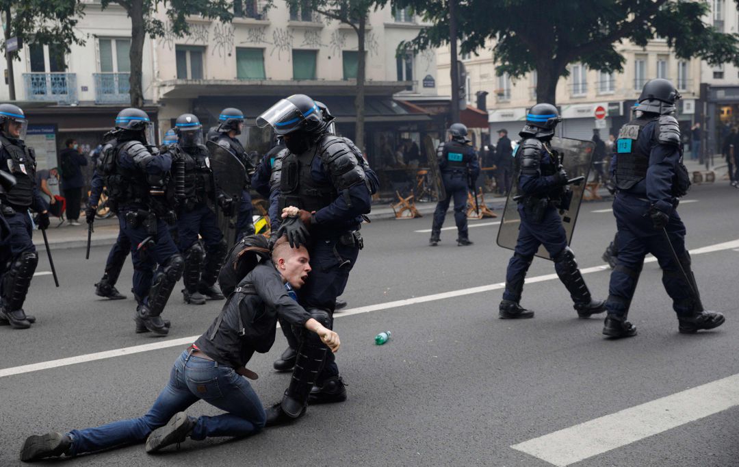 Un policía francés deteniendo a uno de los protestantes en París Un policía francés deteniendo a uno de los protestantes en París
