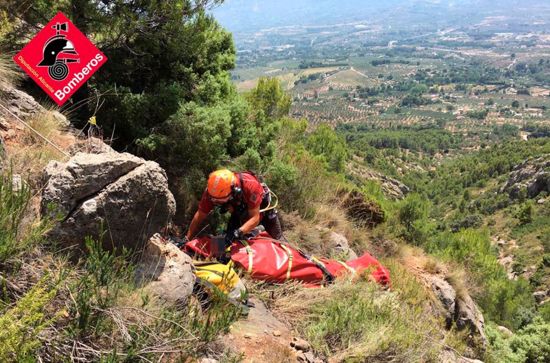Un bombero inmoviliza al accidentado y lo prepara para ser trasladado en helicóptero Un bombero inmoviliza al accidentado y lo prepara para ser trasladado en helicóptero