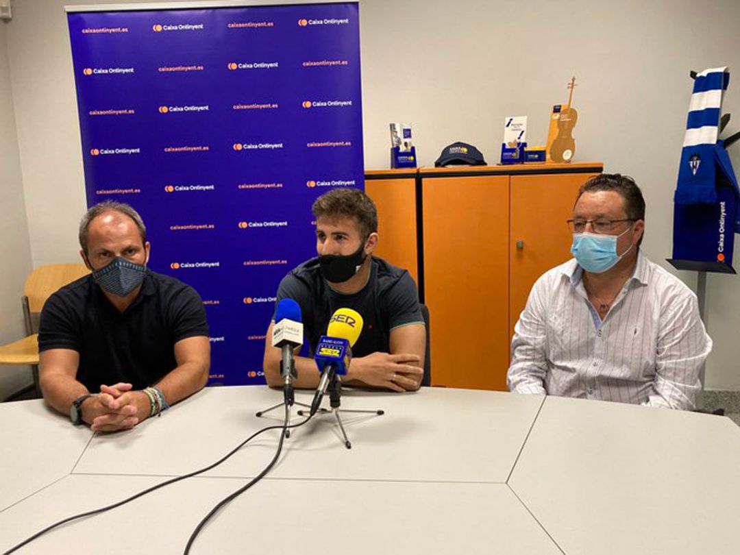 Ángel Sánchez, en el centro de la imagen, en la reciente presentación del jugador en las oficinas de Caixa Ontinyent Ángel Sánchez, en el centro de la imagen, en la reciente presentación del jugador en las oficinas de Caixa Ontinyent