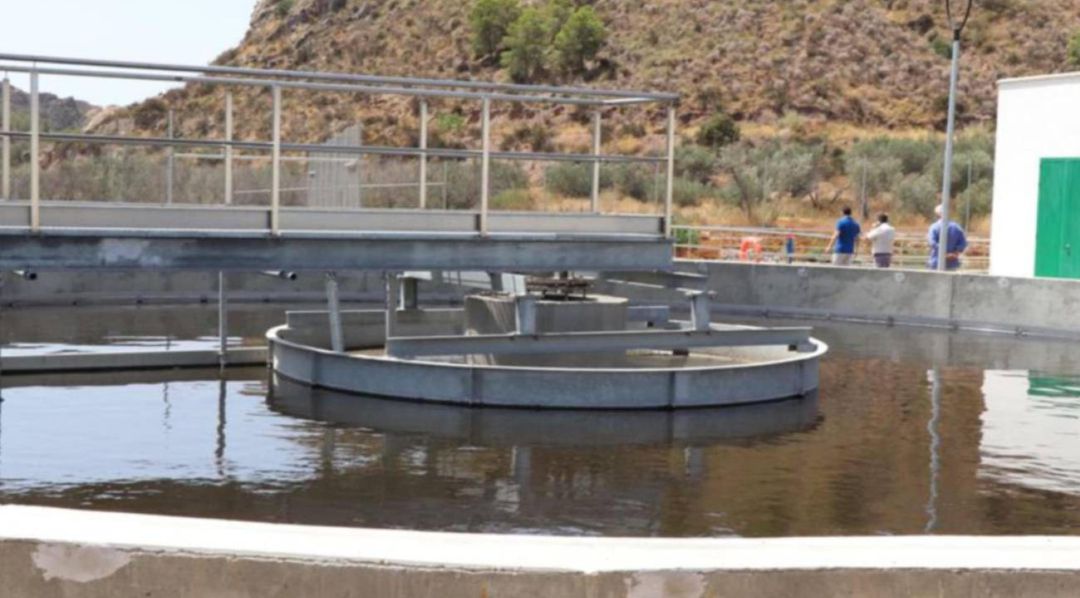 Agua residual en una depuradora. Agua residual en una depuradora.