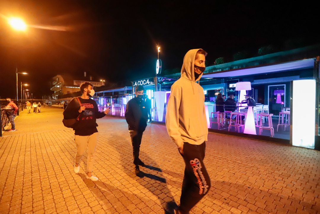 Jóvenes pasean por una zona de locales de ocio nocturno, Jóvenes pasean por una zona de locales de ocio nocturno,
