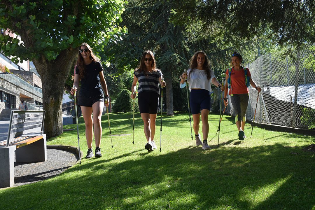 Un moment de l'activitat de marxa nòrdica iniciada aquest divendres pel comú d'Encamp. Un moment de l'activitat de marxa nòrdica iniciada aquest divendres pel comú d'Encamp.