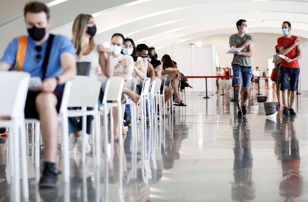 Numerosas personas esperan por si tuvieran alguna reacción tras recivbri su dosis de vacuna este pasado miércoles en la Ciudad de las Artes y las Ciencias de València. Numerosas personas esperan por si tuvieran alguna reacción tras recivbri su dosis de vacuna este pasado miércoles en la Ciudad de las Artes y las Ciencias de València.