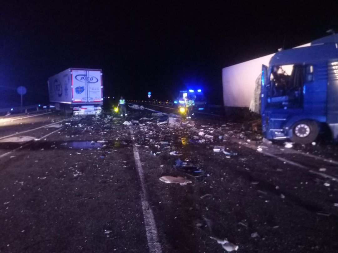 Estado de los vehículos tras el choque producido en la madrugada del sábado en Candasnos (Huesca). Estado de los vehículos tras el choque producido en la madrugada del sábado en Candasnos (Huesca).