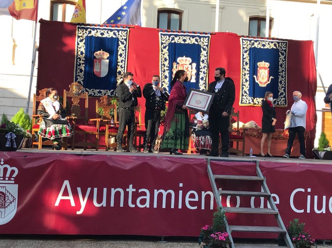 La alcaldesa ha hecho entrega al Pandorgo 2021 de una reproducción de la Carta Puebla La alcaldesa ha hecho entrega al Pandorgo 2021 de una reproducción de la Carta Puebla