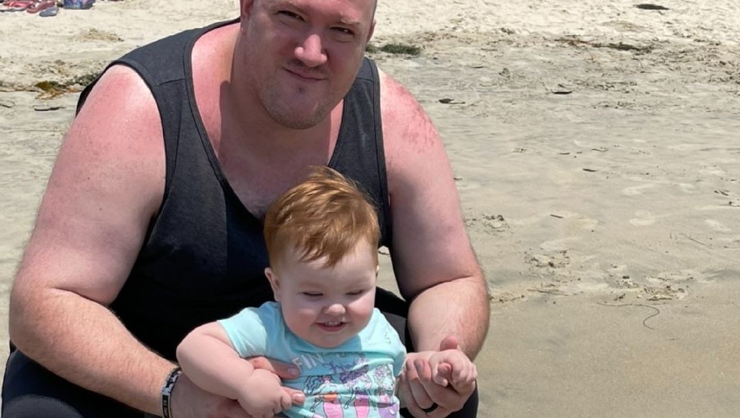 Michael Freedy junto con el más pequeño de sus cinco hijos durante sus vacaciones en San Diego, California. Michael Freedy junto con el más pequeño de sus cinco hijos durante sus vacaciones en San Diego, California.