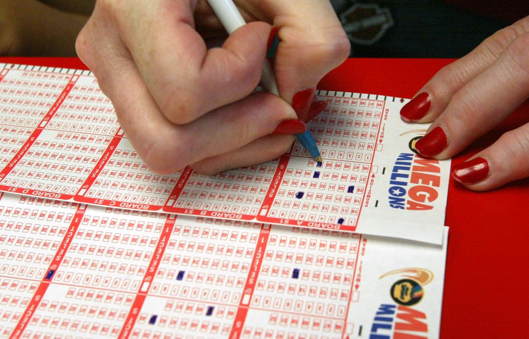 Una mujer rellenando la lotería Una mujer rellenando la lotería