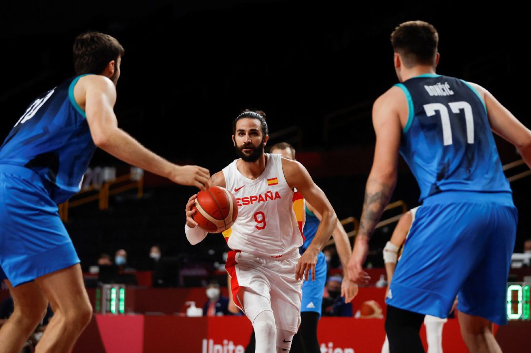 El base español Ricky Rubio (c) bota el balón ante la defensa de los eslovenos Mike Tobey (i) y Luka Doncic (d) El base español Ricky Rubio (c) bota el balón ante la defensa de los eslovenos Mike Tobey (i) y Luka Doncic (d)