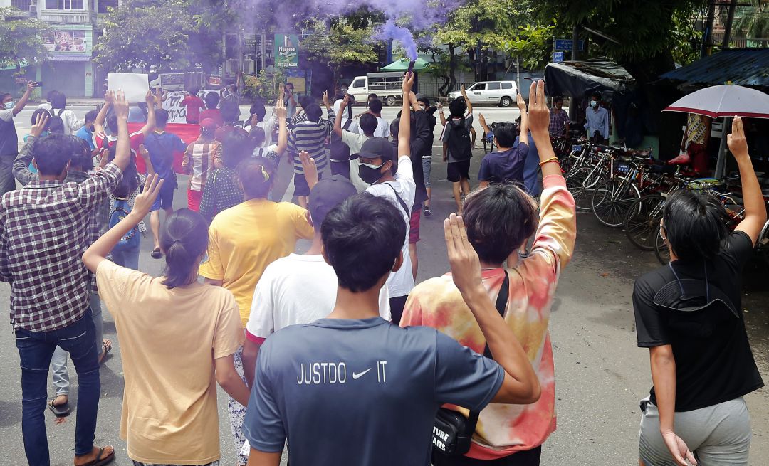 Los ciudadanos se manifiestan pacíficamente en Myanmar. Los ciudadanos se manifiestan pacíficamente en Myanmar.