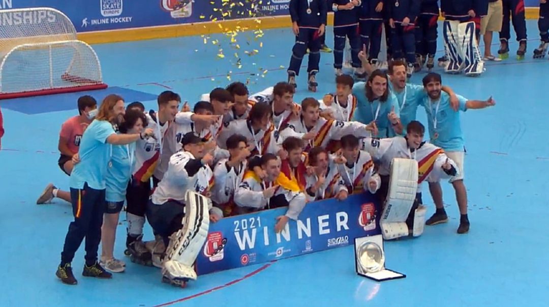 La selección española sub-18 de Daniel Benito con el trofeo de Campeón. La selección española sub-18 de Daniel Benito con el trofeo de Campeón.