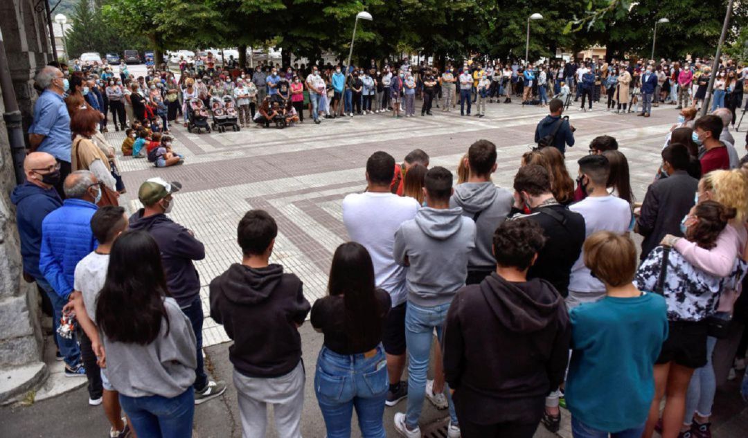 Protesta en Lemoa (localidad del joven) en repulsa de la paliza Protesta en Lemoa (localidad del joven) en repulsa de la paliza