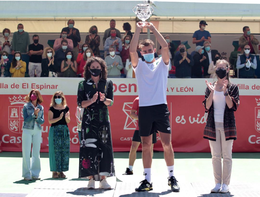 Benjamín Bonzi se impone en la final del Open de Castilla y León de tenis Benjamín Bonzi se impone en la final del Open de Castilla y León de tenis