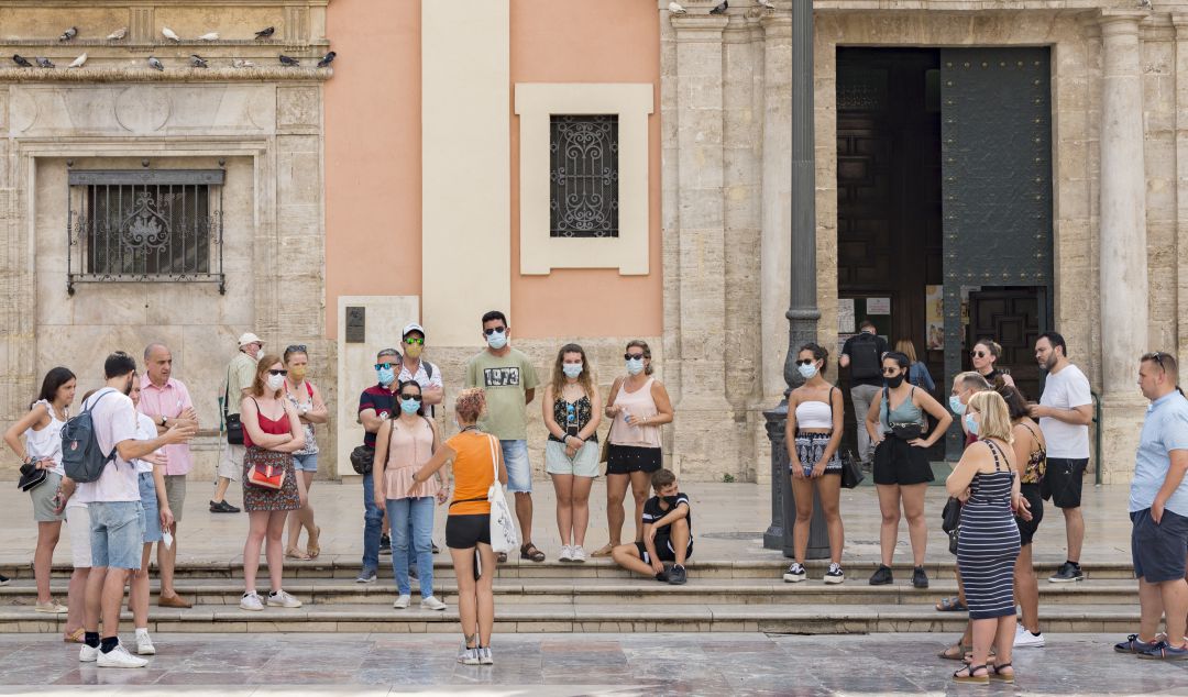 Un grupo de turistas en la plaza de la Virgen de València. Un grupo de turistas en la plaza de la Virgen de València.