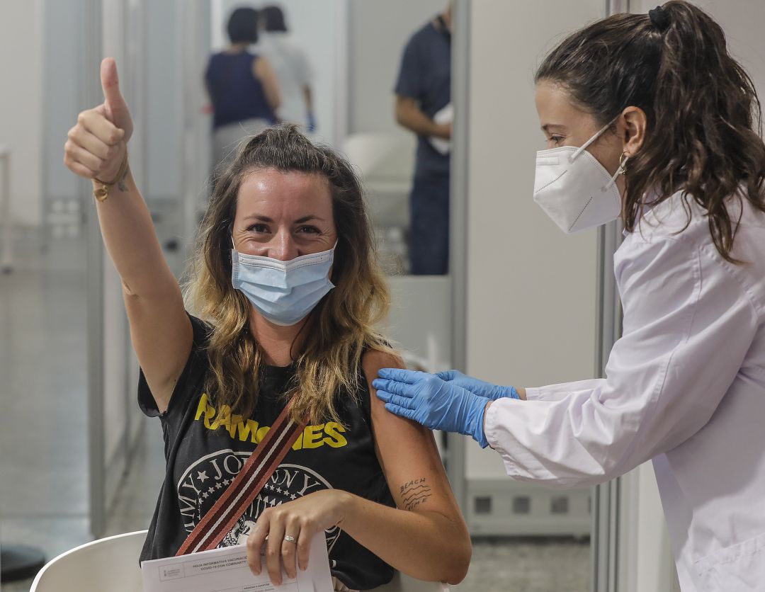 Una mujer recibe la vacuna contra el coronavirus en la Ciudad de las Artes y las Ciencias de València. Una mujer recibe la vacuna contra el coronavirus en la Ciudad de las Artes y las Ciencias de València.