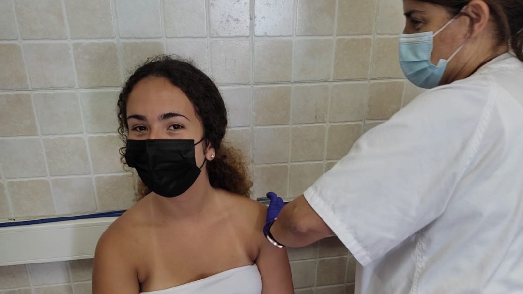 Los equipos de vacunación administran vacunas contra la COVID19 en el Aulario de Guajara (Tenerife) Los equipos de vacunación administran vacunas contra la COVID19 en el Aulario de Guajara (Tenerife)