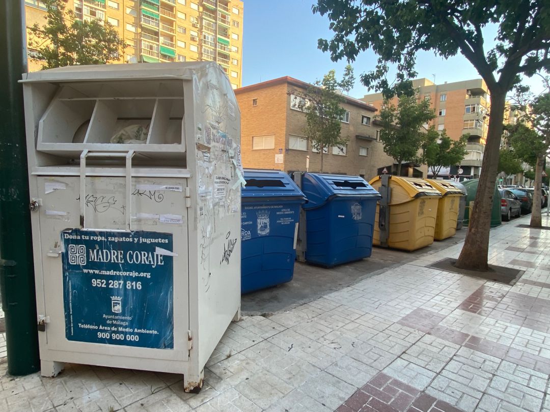 Uno de los contenedores (en blanco) para donar ropa en Málaga Uno de los contenedores (en blanco) para donar ropa en Málaga