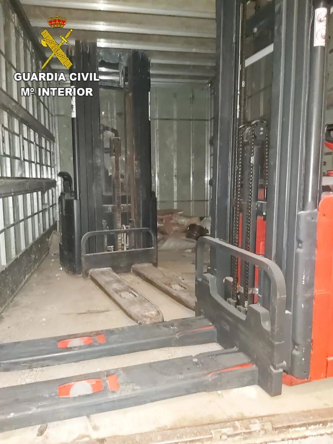Máquinas elevadoras, valoradas en 5.000 euros cada una, dentro de la nave industrial Máquinas elevadoras, valoradas en 5.000 euros cada una, dentro de la nave industrial