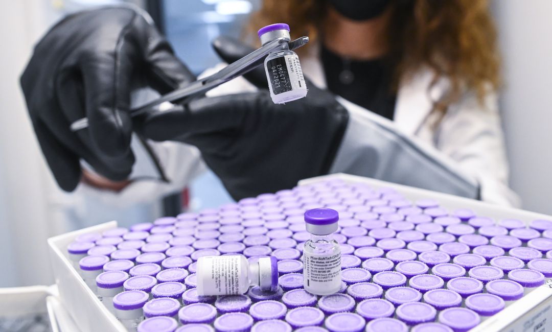 Una caja con dosis de la vacuna contra el coronavirus. Una caja con dosis de la vacuna contra el coronavirus.