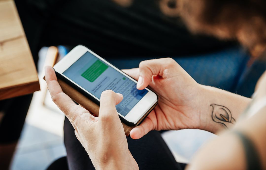 Una persona utiliza una app de mensajería instantánea para enviar mensajes. Una persona utiliza una app de mensajería instantánea para enviar mensajes.