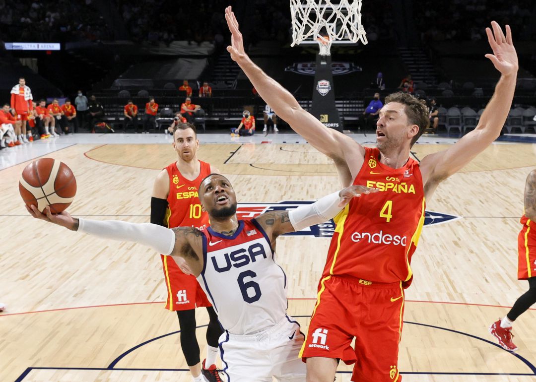 Pau Gasol defiende un ataque de Lillard en un partido entre España y Estados Unidos. Pau Gasol defiende un ataque de Lillard en un partido entre España y Estados Unidos.