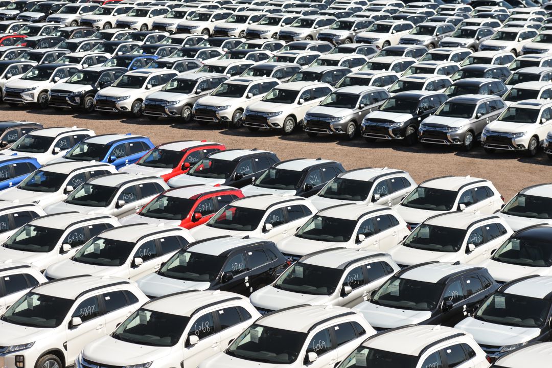 Coches nuevos en un almacén de Israel. Coches nuevos en un almacén de Israel.