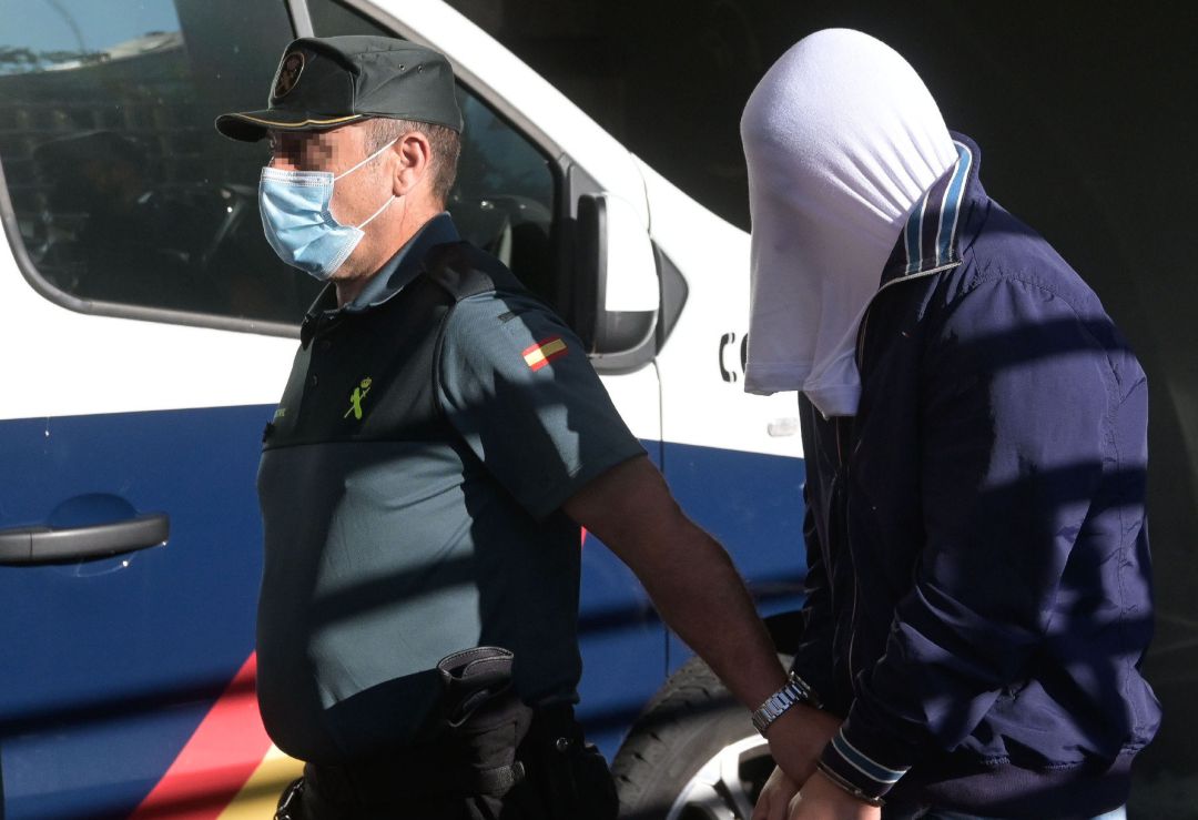 Uno de los investigados por la muerte de Samuel Luiz acude, esposado y acompañado de un agente de la Policía Nacional, al Juzgado de Instrucción número 8 de A Coruña. Uno de los investigados por la muerte de Samuel Luiz acude, esposado y acompañado de un agente de la Policía Nacional, al Juzgado de Instrucción número 8 de A Coruña.
