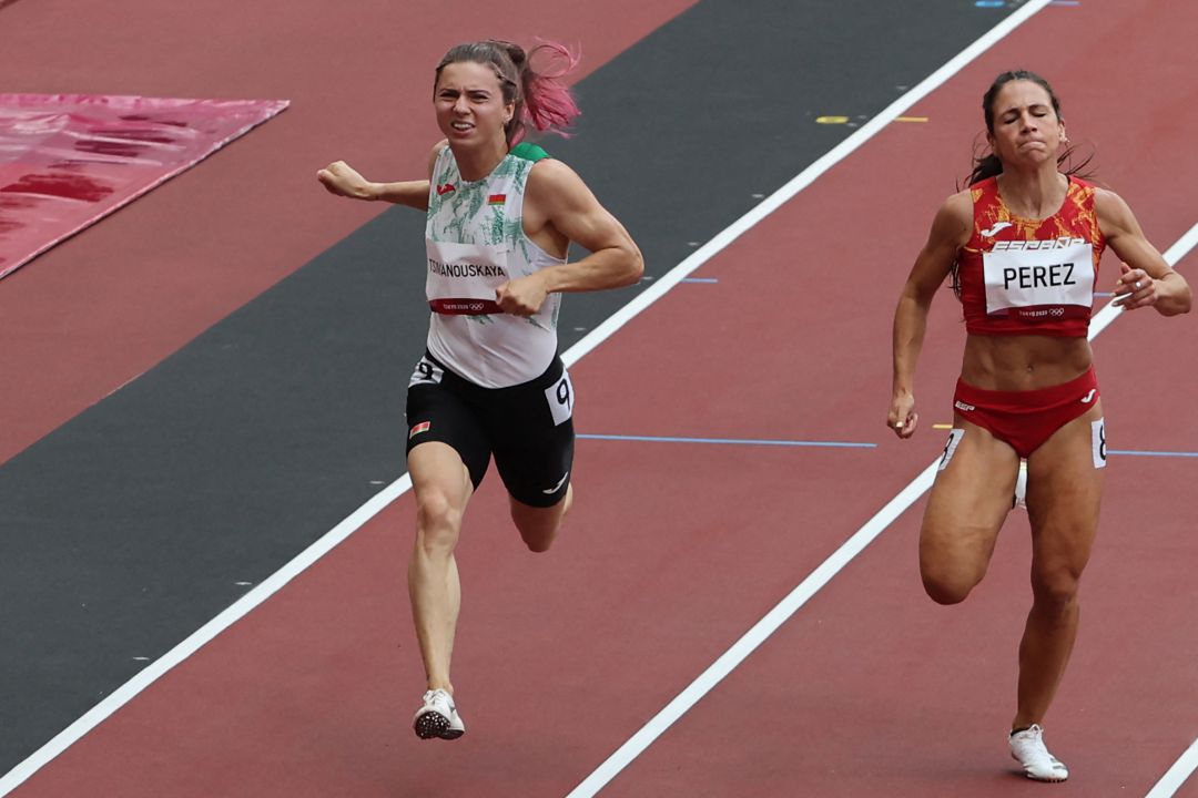 La atleta Krystsina Tsimanouskaya (i), corriendo junto a la española María Isabel Pérez en la prueba de 100 metros de los Juegos Olímpicos de Tokio. La atleta Krystsina Tsimanouskaya (i), corriendo junto a la española María Isabel Pérez en la prueba de 100 metros de los Juegos Olímpicos de Tokio.