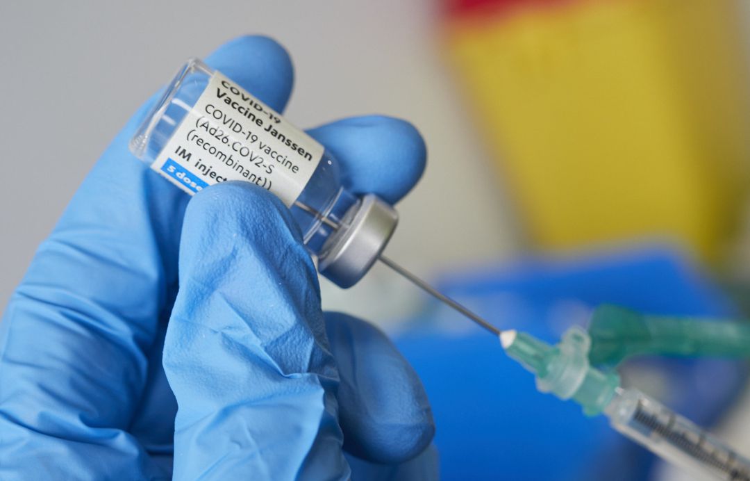 Una profesional sanitaria sostiene un vial con la vacuna de Janssen. Una profesional sanitaria sostiene un vial con la vacuna de Janssen.