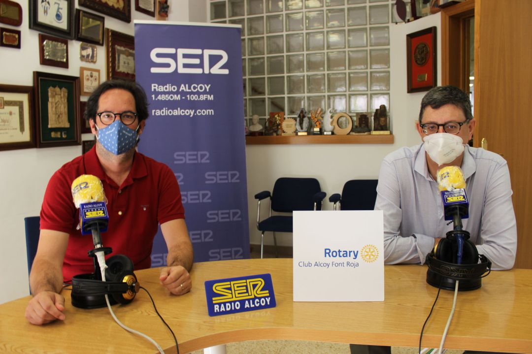 Santi Cano, 'macero' y presidente fundador, y Rafa Miralles, actual presidente del Rotary Club Alcoy Font Roja, en el estudio central de Radio Alcoy Santi Cano, 'macero' y presidente fundador, y Rafa Miralles, actual presidente del Rotary Club Alcoy Font Roja, en el estudio central de Radio Alcoy