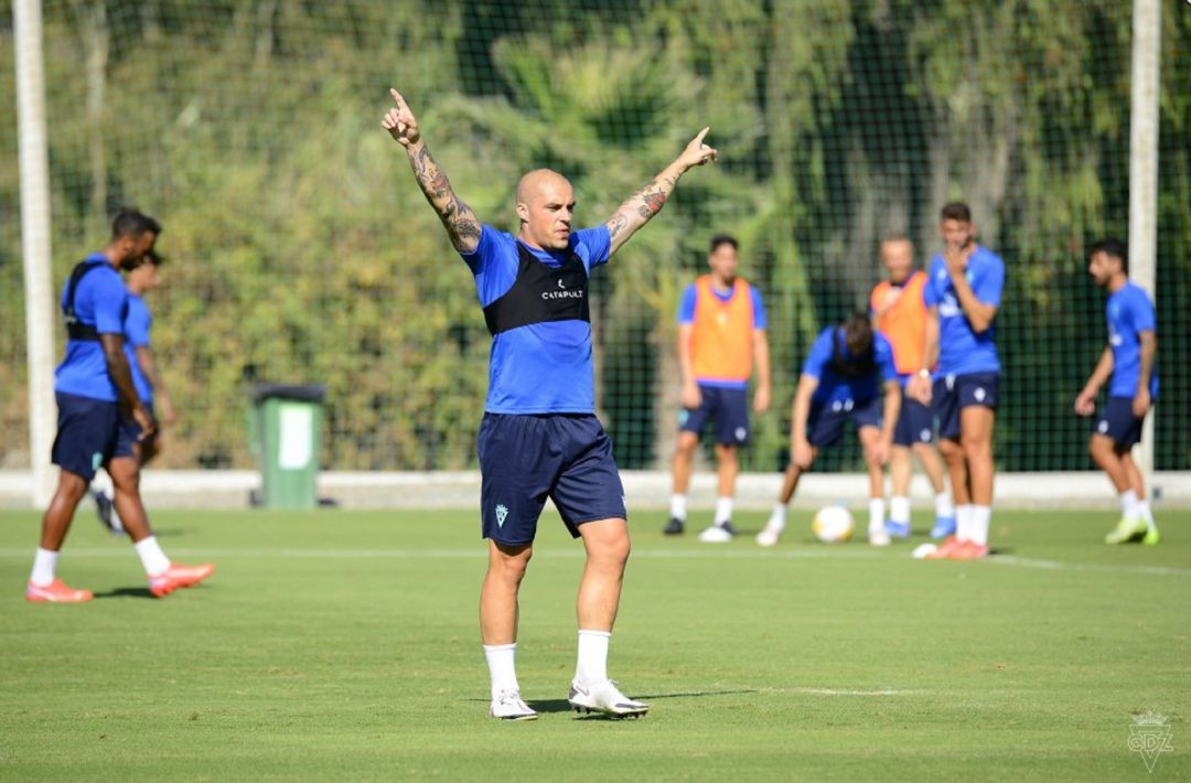 Jorge Pombo es uno de los jugadores que no entra en los planes del entrenador cadista. Jorge Pombo es uno de los jugadores que no entra en los planes del entrenador cadista.