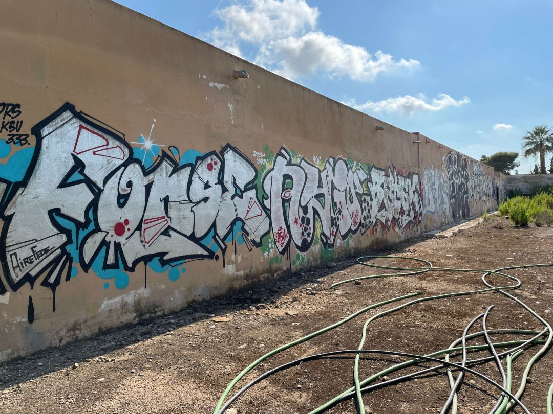 Grafitis en el muro del cementerio de Torrellano Grafitis en el muro del cementerio de Torrellano