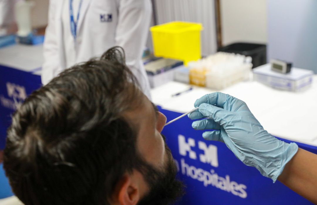 Un hombre se somete a una prueba diagnóstica de coronavirus, en una imagen de archivo Un hombre se somete a una prueba diagnóstica de coronavirus, en una imagen de archivo