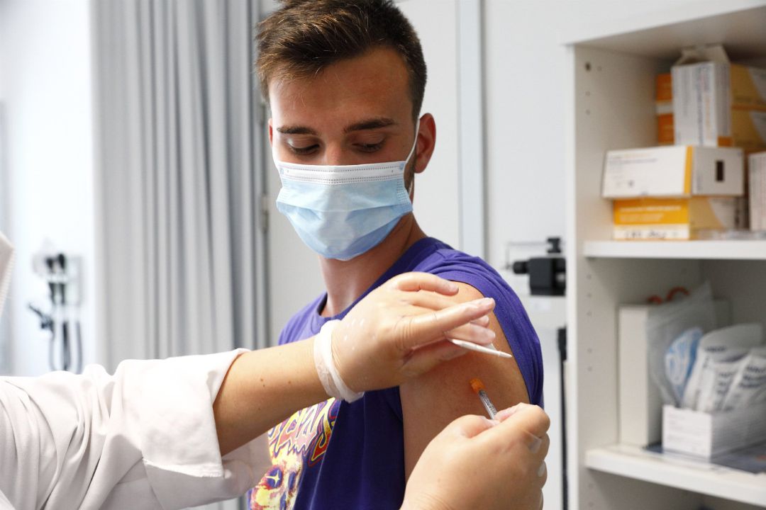 Un joven recibe la vacuna contra la COVID-19, en una imagen de archivo Un joven recibe la vacuna contra la COVID-19, en una imagen de archivo