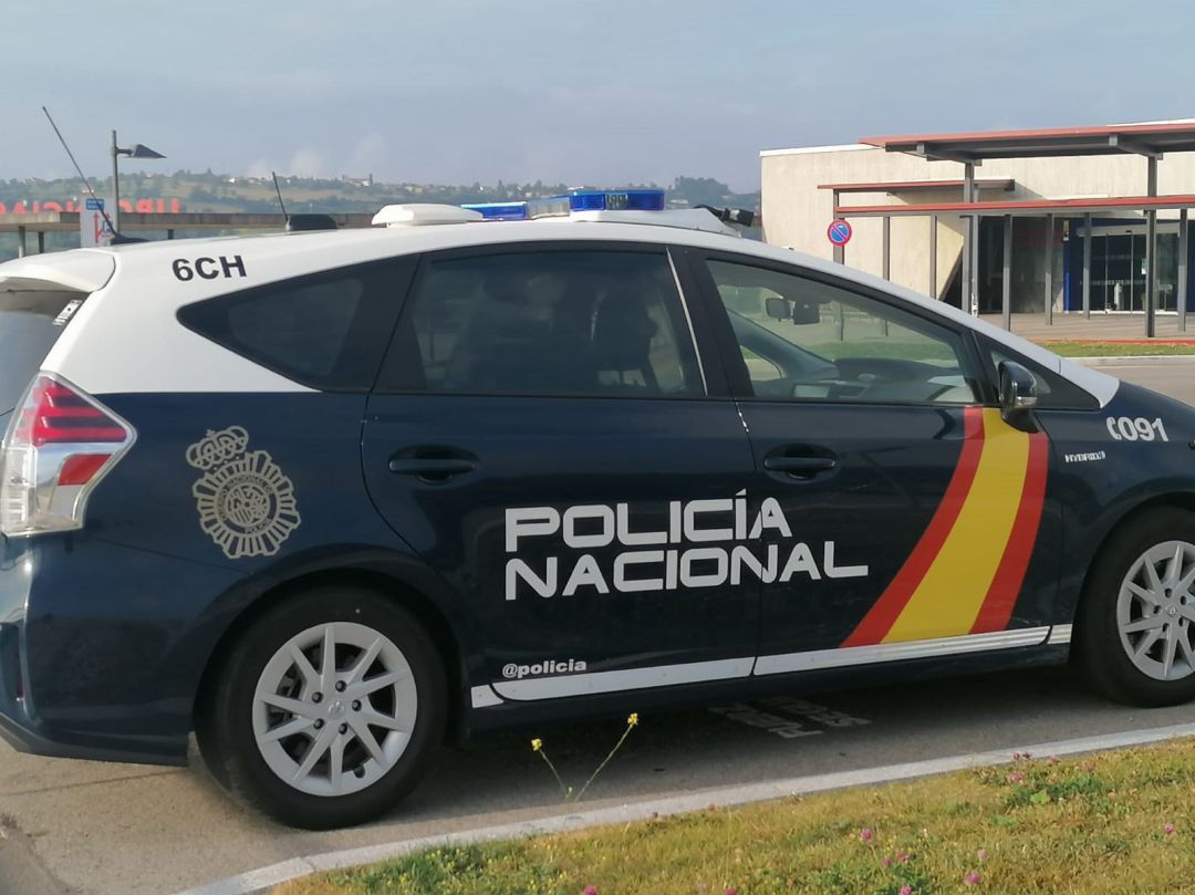 Vehículo de la Policía Nacional. Vehículo de la Policía Nacional.