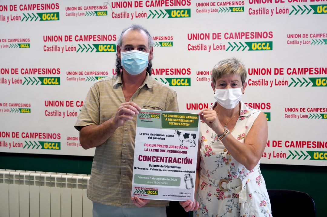 El coordinador regional de UCCL, Jesús Palacín, denuncia el abuso de la distribución de vacuno de leche y anuncia movilizaciones junto a la responsable de vacuno de leche en Castilla y León y España, Adoración Martín El coordinador regional de UCCL, Jesús Palacín, denuncia el abuso de la distribución de vacuno de leche y anuncia movilizaciones junto a la responsable de vacuno de leche en Castilla y León y España, Adoración Martín