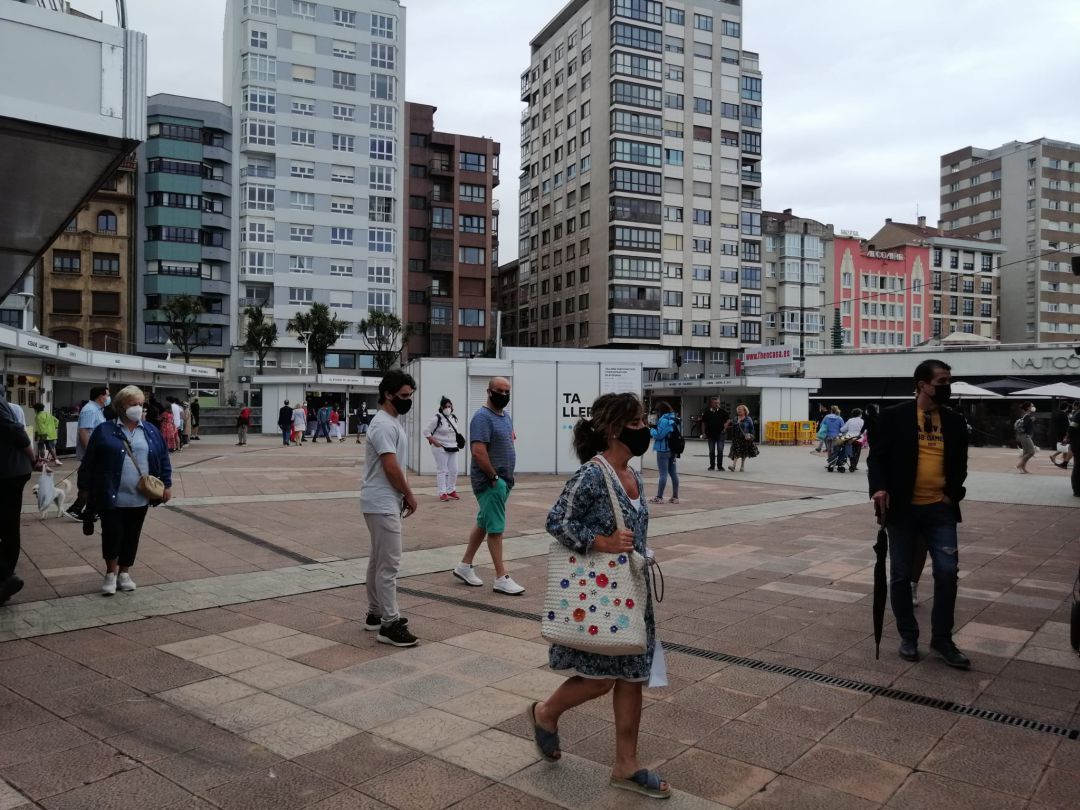 Ciudadanos recorren la Feria de Artesanía instalada en el Náutico. Ciudadanos recorren la Feria de Artesanía instalada en el Náutico.
