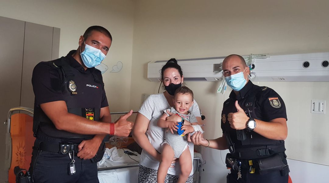 Los agentes junto a la madre y el menor que han salvado en Alcobendas Los agentes junto a la madre y el menor que han salvado en Alcobendas