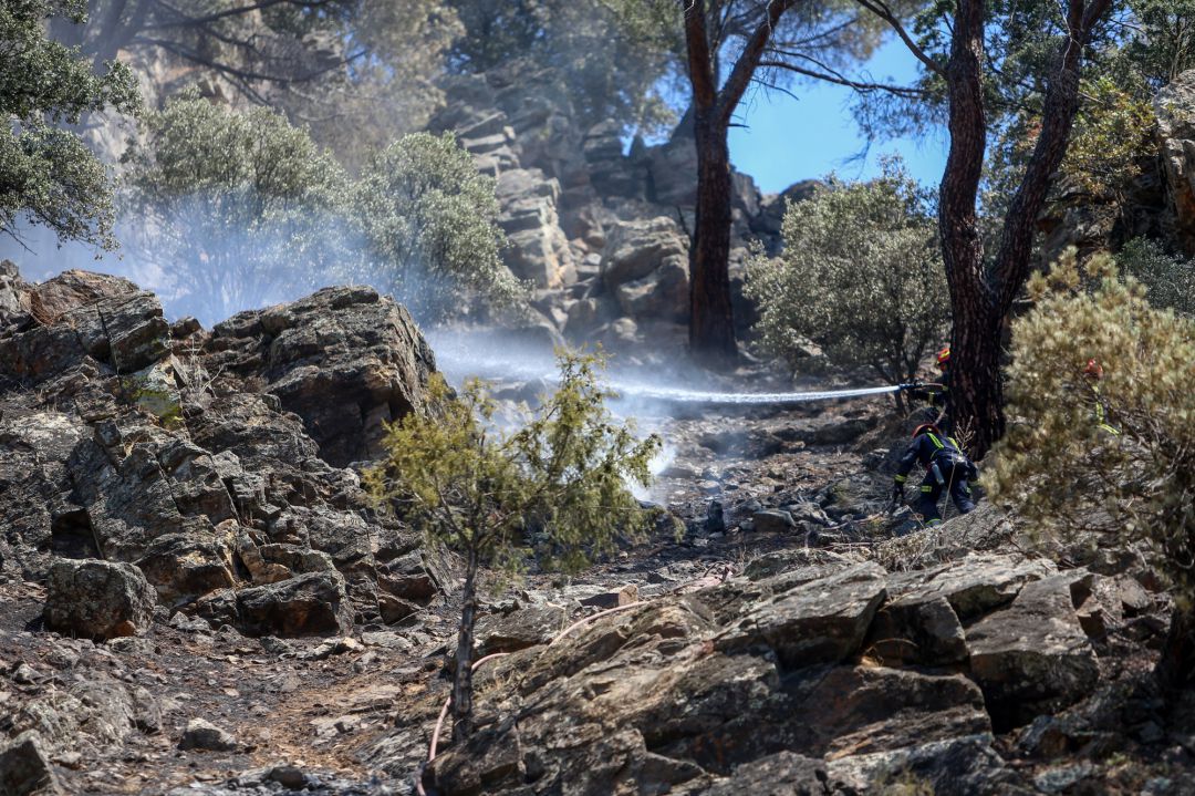 Continúan las labores de extinción del incendio del pantano de San Juan Continúan las labores de extinción del incendio del pantano de San Juan
