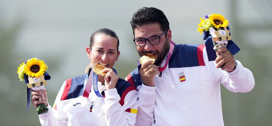 Fátima Gálvez y Alberto Fernández muerden la medalla de oro en equipo mixto de foso olímpico en los Juegos de Tokyo 2020 Fátima Gálvez y Alberto Fernández muerden la medalla de oro en equipo mixto de foso olímpico en los Juegos de Tokyo 2020