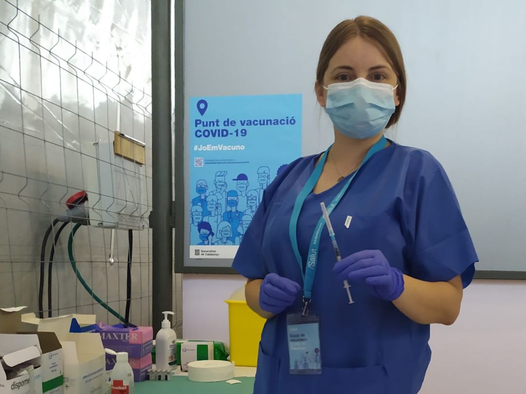 lexandra Oana Morari, estudiant d'Infermeria de la URV, que treballa al punt de vacunació del Pavelló de Tortosa. lexandra Oana Morari, estudiant d'Infermeria de la URV, que treballa al punt de vacunació del Pavelló de Tortosa.
