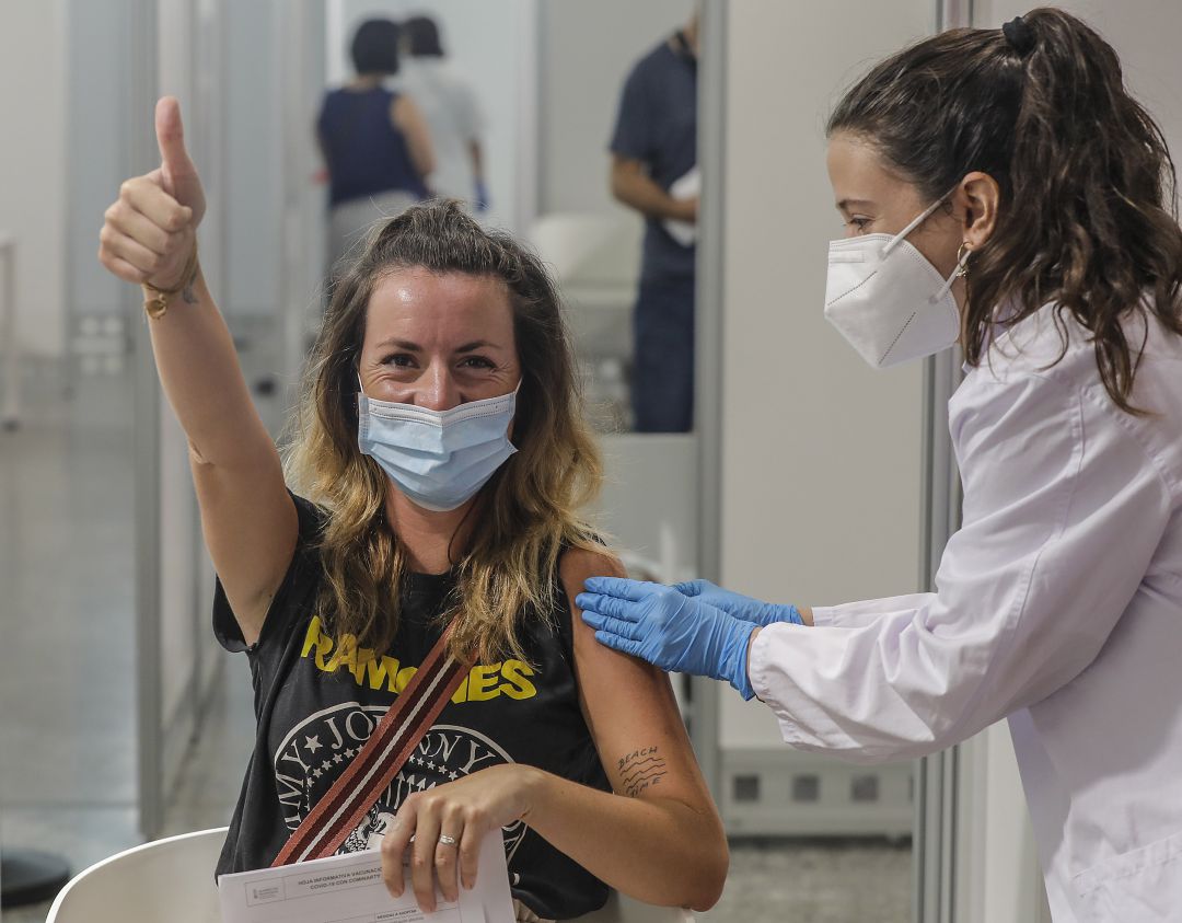 Una mujer recién vacunada en la Ciutat de les Arts i les Ciències de Valencia, la semana pasada. Una mujer recién vacunada en la Ciutat de les Arts i les Ciències de Valencia, la semana pasada.