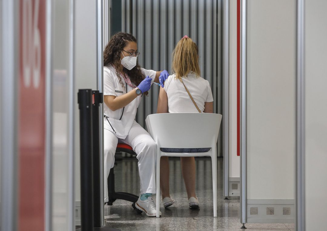 Una joven recibe la vacuna contra el COVID-19 Una joven recibe la vacuna contra el COVID-19