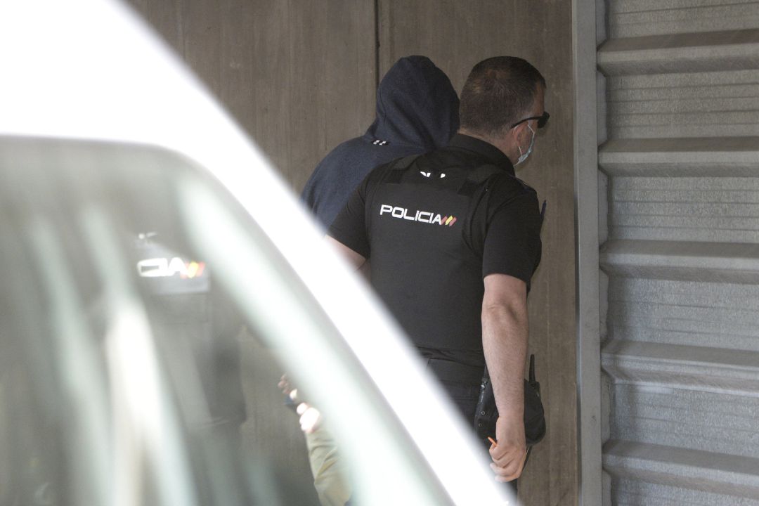 Un agente lleva arrestado a uno de los acusados como presunto autor de la paliza que causó la muerte a Samuel Luiz en A Coruña. Un agente lleva arrestado a uno de los acusados como presunto autor de la paliza que causó la muerte a Samuel Luiz en A Coruña.
